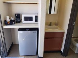 瓦莱068A Cozy Studio Grand Canyon South Rim Sleeps-2的厨房配有冰箱和微波炉