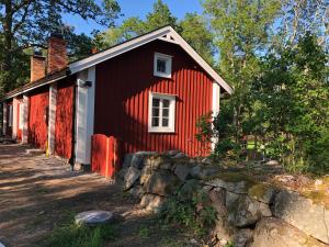 EdsbroNedanby | Cottage | Idyllic location | Porch | Grill的前面有石墙的红色房子