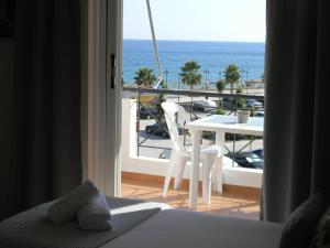 科帕罗Villa Kostandin的客房设有带桌子的海景阳台。