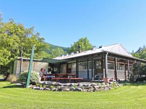 汉默温泉高山探险假日公园的前面有一张野餐桌的房子