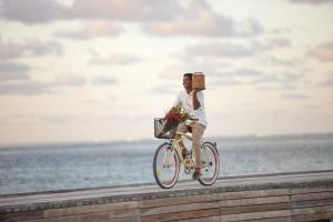 在马尔代夫度假村内部或周边骑自行车