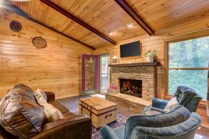 索蒂纳科奇Coffee Creek Cabin的客厅配有皮革家具和壁炉