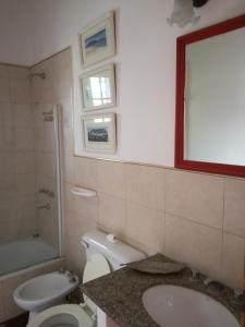 拉格兰哈La Caballeriza的一间带卫生间、水槽和镜子的浴室