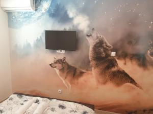 巴尼亚卢卡SOBE ROOMS GAVRILO的卧室墙上的狼壁画
