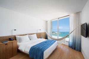 里约热内卢阿普多酒店的酒店客房设有一张床和一个大窗户