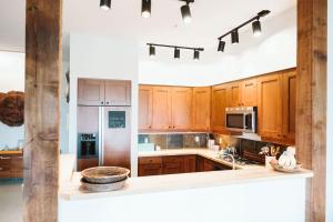 尤克卢利特Pacific Soul Eco-Luxe Vacation Home的厨房配有木制橱柜和不锈钢用具