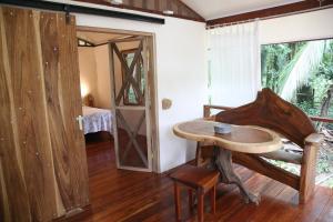 卡维塔加勒比海秘密度假屋的一间设有木桌和门的房间