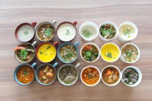 石垣岛The BREAKFAST HOTEL MARCHE Ishigaki Island的一组装满不同种类食物的碗