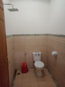 RiungRiung Guesthouse的瓷砖摊位内带卫生间的浴室