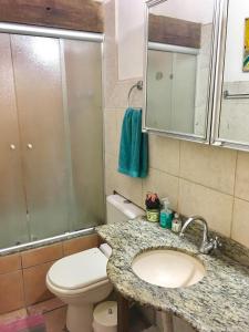 阿雷格里港Residência Acolhedora的浴室配有卫生间、盥洗盆和淋浴。