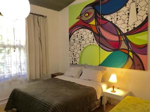 阿雷格里港Residência Acolhedora的一间卧室配有一张壁画床