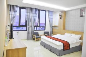 Bình HaNgoại Thương Hotel Từ Sơn Bắc Ninh的酒店客房带床和窗户