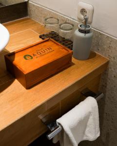 梭罗维拉阿坎因旅馆的浴室内带肥皂机的木台面