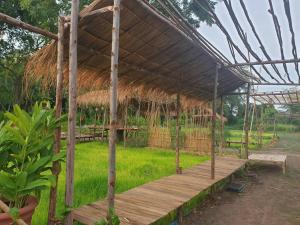 Kaeng Khoi苏帕莱帕萨克度假Spa酒店的凉亭,带草屋顶和木甲板