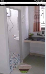 色军Benjamat Resort的客房内设有带水槽和卫生间的浴室