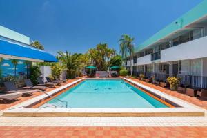 肯代尔Quality Inn Miami South的一座带椅子的酒店游泳池,一座建筑
