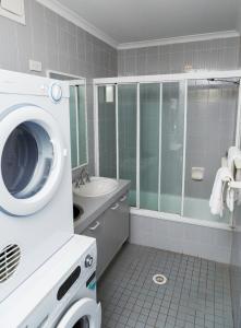 黄金海岸Crystal Beachfront Apartments的一间带盥洗盆的浴室内的洗衣机