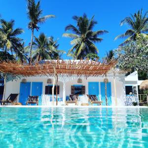 吉利阿尔The Koho Air Hotel的棕榈树屋前的游泳池