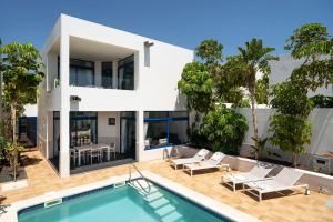 普拉亚布兰卡Villas de la Marina的一座带游泳池的房子的图象