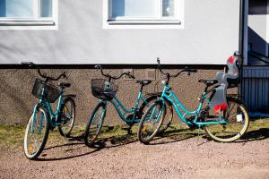 玛丽港Klintvägen Apartments的四辆自行车停在大楼旁边