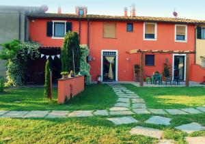 卡希纳Il Cantuccio的红色的房子,设有花园和露台