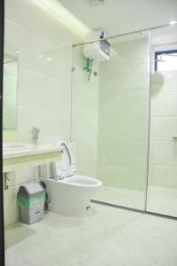 Bình HaNgoại Thương Hotel Từ Sơn Bắc Ninh的带淋浴、卫生间和盥洗盆的浴室