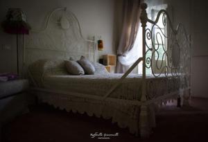 卢镇LuNesco alloggio DiVino, Chambre d'amis的卧室配有白色的床和2个枕头