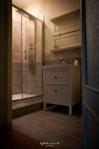 卢镇LuNesco alloggio DiVino, Chambre d'amis的带淋浴和水槽及淋浴的浴室