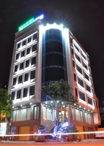 Bình HaNgoại Thương Hotel Từ Sơn Bắc Ninh的一座建筑物,上面有夜间标志