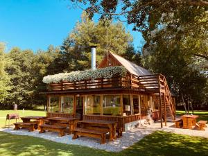KäinaNurga Holiday Homes的公园内带野餐桌的小木屋