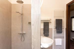 Fratte RosaB&B Casa Cuccagna的带淋浴和盥洗盆的浴室