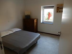Walemde hooiberg的一间小卧室,配有床和窗户