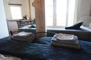 皮滕Casaprisco的客厅配有2条毛巾,位于床上