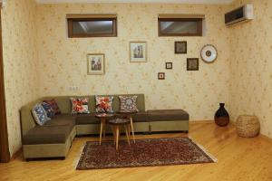 BuzovnaSeaview Villa Buzovna Sameya的客厅配有沙发和桌子