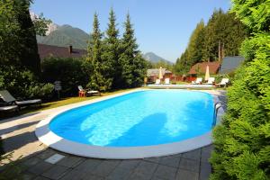 克拉尼斯卡戈拉Vila Edelweiss Rooms&App Kranjska Gora的院子里的大型蓝色游泳池