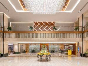 重庆重庆丽苑维景国际大酒店的大堂设有一张桌子,上面摆放着大花