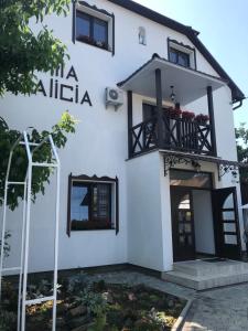 别列戈沃Villa Galicia的带阳台和窗户的白色建筑