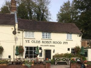 艾恩布里奇Ye Olde Robin Hood Inn的街道拐角处的老石泛滥旅馆