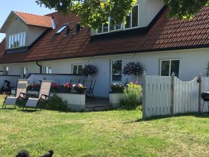 维斯比Statarlängan的院子里有椅子和围栏的房子