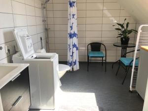 维斯比Statarlängan的一间带卫生间和水槽的小浴室