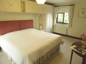 EdlingtonAt Last Bed & Breakfast的卧室配有白色的床和窗户。