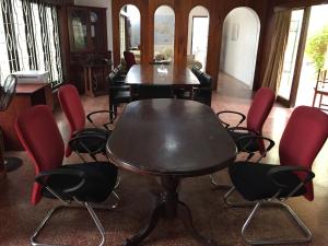 贾夫纳Nallur Residence的一张桌子和椅子