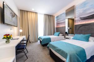 艾福雷诺德美帕幻境酒店的酒店客房配有两张床和一张书桌