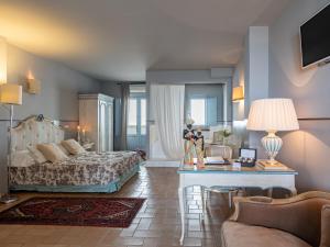 马蒂纳塔罗坎达卡卢博酒店的一间卧室设有一张床和一间客厅。