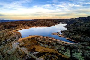 塞亚Casas da Fonte - Serra da Estrela的河流和道路的空中景观