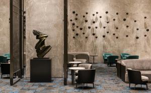 台南烟波大饭店台南馆的大堂设有椅子和墙上的雕塑