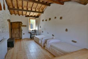 SalceLa Casa de Salce的一间卧室设有两张床和木制天花板