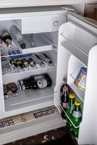 伊兹梅尔Бутик-Отель "Zeytun"的装满大量饮品的开放式冰箱