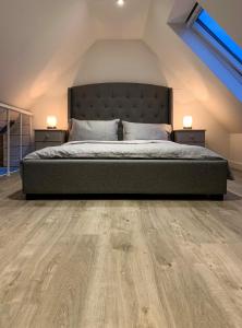 因弗内斯Balloan Cottage的一间卧室配有一张床,铺有木地板