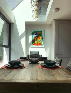 因弗内斯Balloan Cottage的餐桌、椅子和彩色玻璃窗